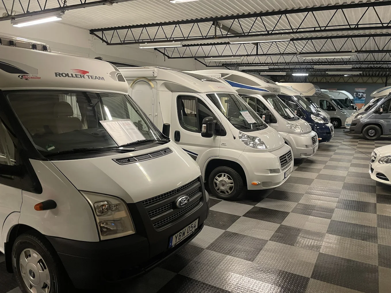 Nerikes Bilcenter showroom med rad av husbilar